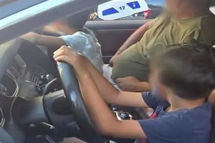 Devítiletý chlapec řídil v Marseille SUV, otec na sedadle spolujezdce mu přidržoval volant